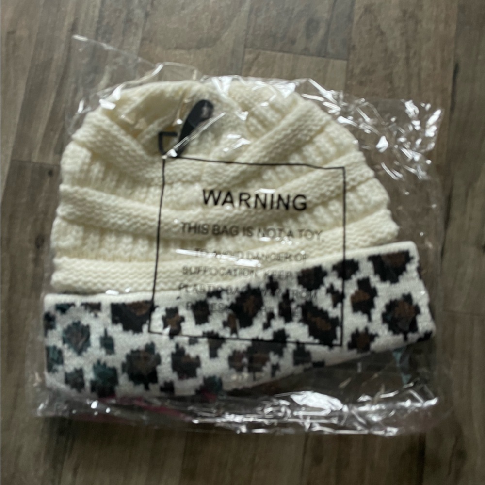 NWT Women’s Cuffed C.C. Beanie in Ivory Leopard - Picture 6 of 6